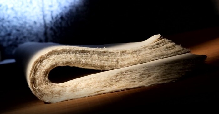 사진: 2017년 세계 3대 박물관인 루브르 박물관 문화재 복원지로 우리나라 한지가 최초로 선정되면서 전 세계 문화재 복원 시장에 지각변동이 일어났다. 사라져가던 한지의 역사와 1,000년이 넘어도 지속되는 한지의 비결! 동양에서 최초로 발명되어 인류 지식 전파에 가장 큰 영향을 끼친 종이의 역사와 미래 그리고 예술품 복원지로 다시 희망을 찾은 한지의 미래 및 한지를 통해 재탄생하는 인류의 예술 작품들과 이를 통해 이뤄지는 동서양의 전통과 예술의 만남을 재조명해본다.