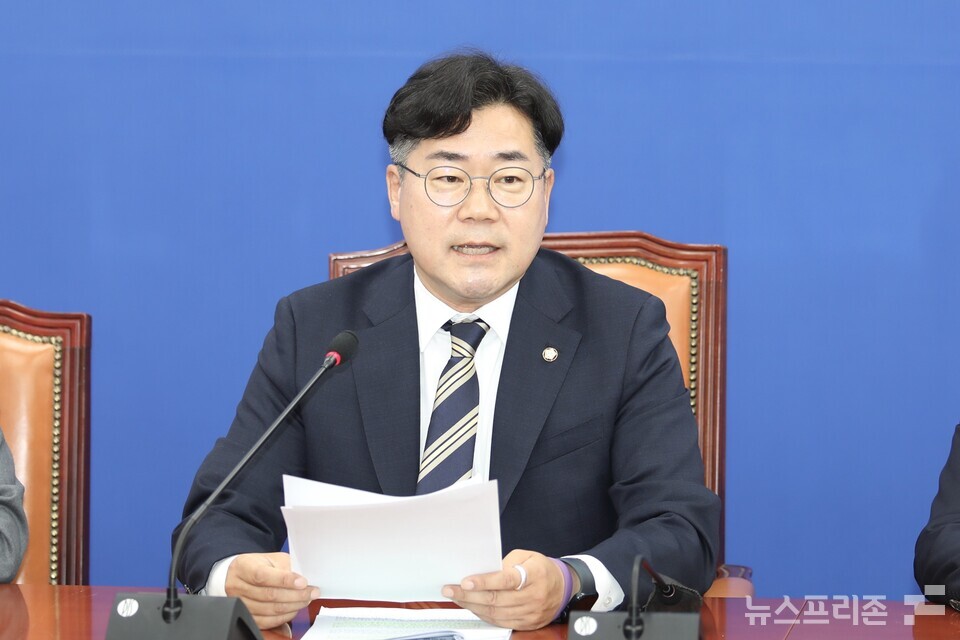 박찬대 더불어민주당 원내대표가 4일 서울 여의도 국회에서 열린 원내대책회의에서 발언하고 있다. (사진=김정현 기자)