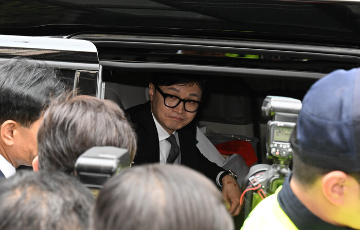 국민의힘 한동훈 비상대책위원장이 2024.4.11 서울 여의도 국민의힘 당사에서 제22대 국회의원 선거 관련 입장 발표를 한 뒤 당사를 떠나고 있다.  [공동취재]