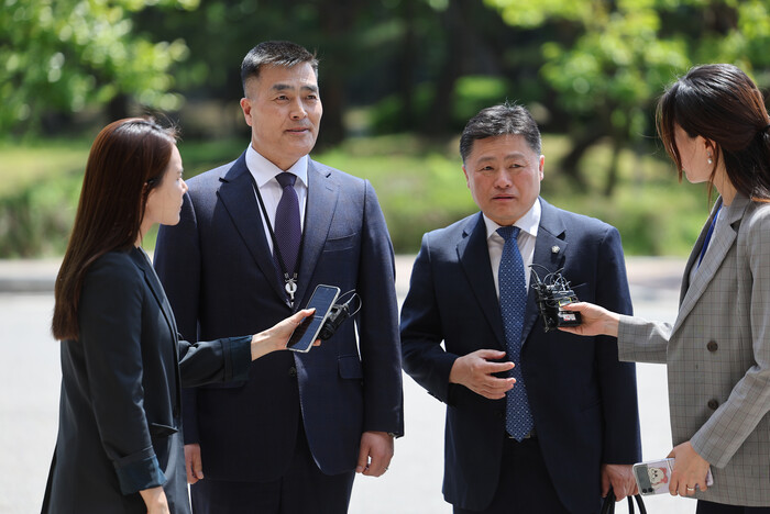 지난달 21일 박정훈 전 해병대 수사단장과 공수처로 출두한 김정민 변호사(오른쪽에서 두 번째). (사진=연합뉴스)