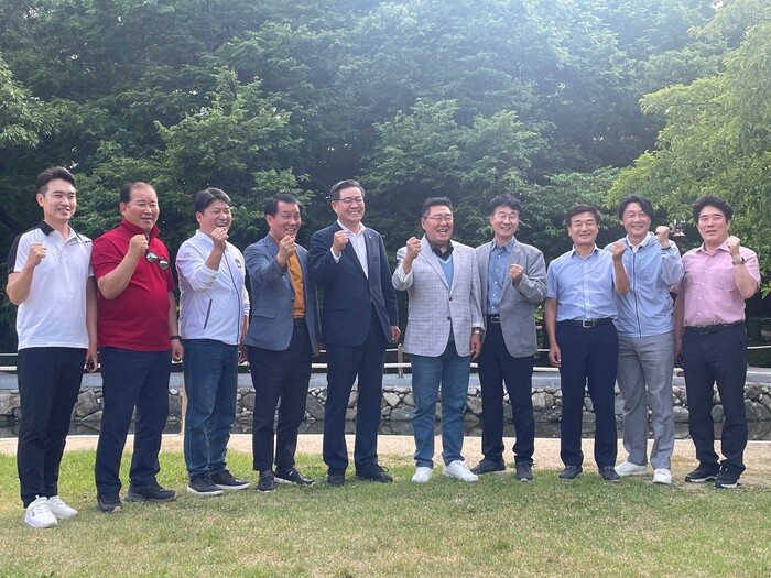 진병영 함양군수가 경상남도의회 교육위원회 박병영 위원장과 위원들과 함양 상림 산책로를 걸으며 함양 교육발전을 위한 방안을 논의하고 있다.(사진=함양군) 