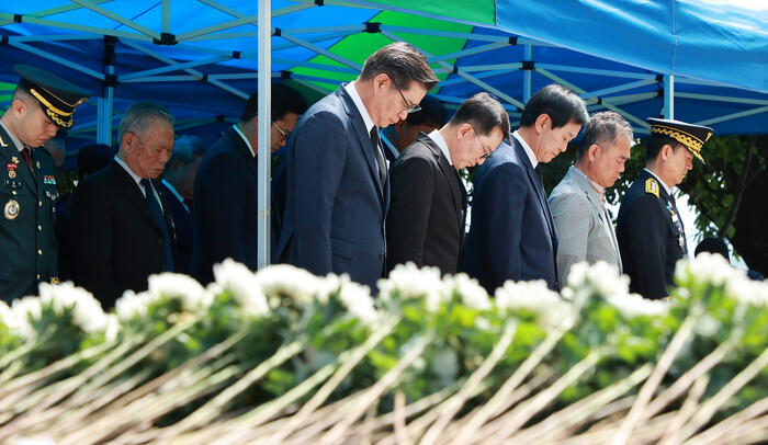 함양군 함양읍 이은리 충혼탑에서 거행한 '제69회 현충일 추념식’ 묵념.(사진=함양군) 