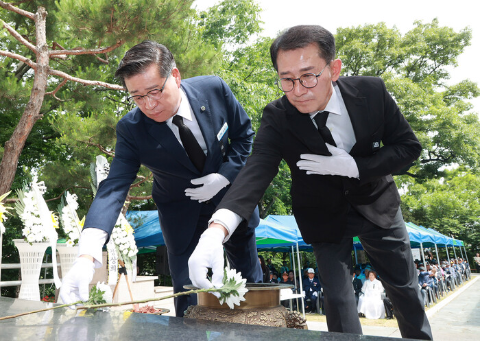 함양군 함양읍 이은리 충혼탑에서 거행한 '제69회 현충일 추념식’ 진병영 군수(왼쪽) 헌화.(사진=함양군)