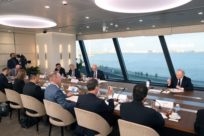 블라디미르 푸틴 러시아 대통령(오른쪽)이 5일(현지시간) 뉴스통신사 대표들에게 현안에 대한 입장을 설명하고 있다.(사진=로이터, 연합뉴스)