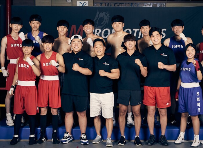 홍성민 SM 대표(정중앙)와 SM관장분들