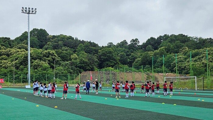 함양 스포츠파크 1~2구장에서 진행된 ‘2024 농산어촌 유·청소년 선진축구 체험 스테이지1 축구클리닉’.(사진=함양군)