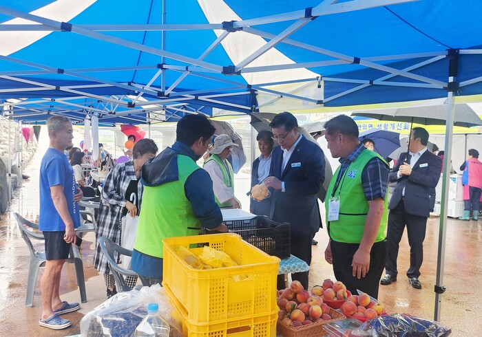 진병영 함양군수가 안의면 주민자치회가 주최한 ‘행복안의 프리마켓&아나바다’ 행사장을 방문하고 있다.(사진=함양군) 