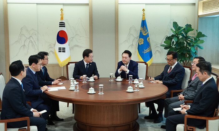 윤석열 대통령과 더불어민주당 이재명 대표가 24년 4월 29일 오후 2시쯤부터 용산 대통령실에서 영수회담을 진행하고 있다.