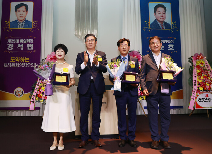 진병영 함양군수가 ‘재창원함양군향우회 제44차 정기총회 및 회장 이·취임식’에 참석, 향우회를 열과 성을 다해 이끌은 분들에 감사패를 전달한 후 기념촬영 모습.(사진=함양군) 