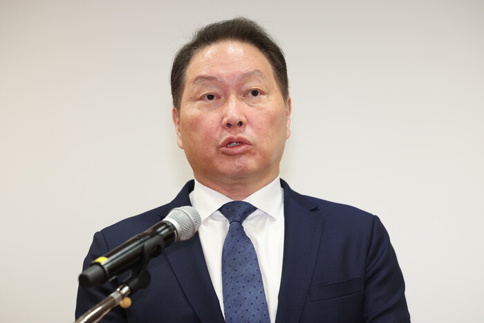 최태원 SK그룹 회장이 17일 오전 서울 종로구 SK서린빌딩에서 노소영 아트나비센터 관장과의 이혼 소송 항소심 관련 입장에 대해 얘기하고 있다.(사진=연합뉴스)