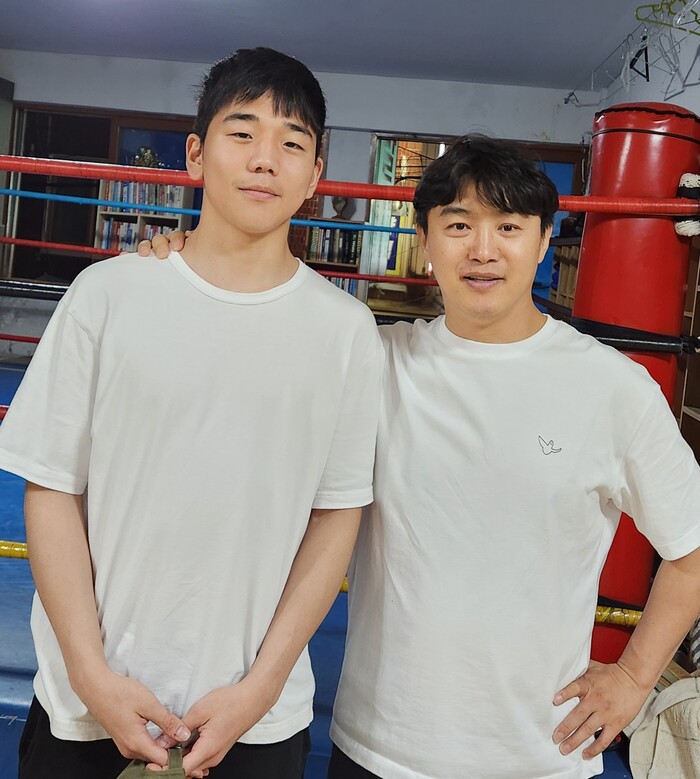 이민재선수와 서윤복 서울체고 강사(우측)