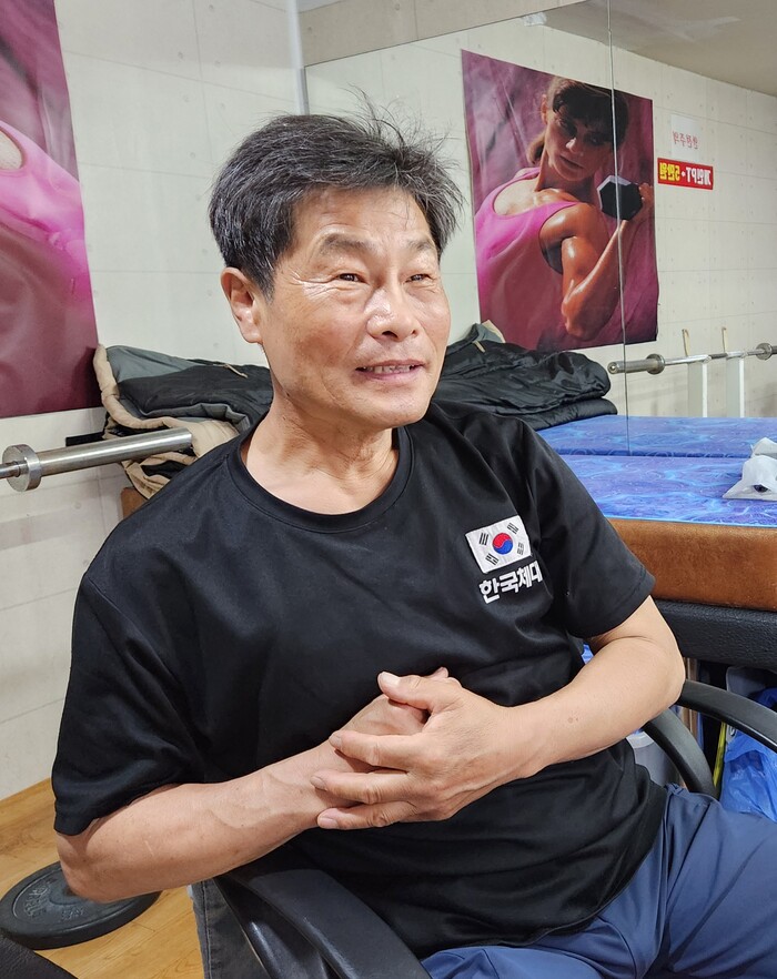 필자와 담화를 나누는 김종원 관장