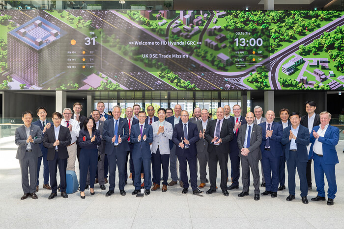 영국 방산 경제사절단이 성남시에 위치한 HD현대 글로벌R&D센터를 방문해 함정 사업 관련 협력 방안을 모색했다. 사진=HD현대