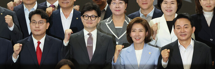 국민의힘 당권주자들인 윤상현 의원, 한동훈 전 비대위원장, 나경원 의원, 원희룡 전 국토교통부 장관((앞줄 왼쪽부터)이 24일 초선의원 공부모임에 참석해 기념촬영을 하고 있다. (사진=연합뉴스)