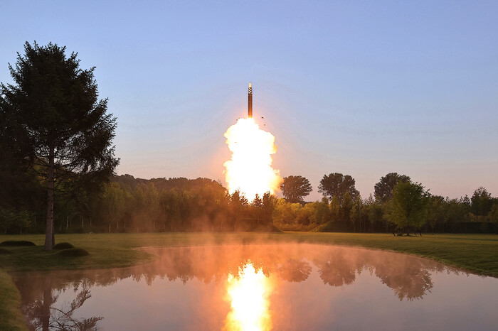 북한이 공개한 다탄두 미사일 발사 모습(사진=노동신문 갈무리)