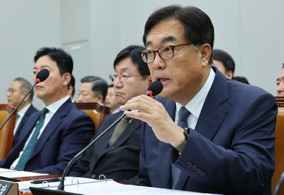 정진석 대통령실 비서실장이 1일 국회에서 열린 운영위원회 전체회의에서 의원 질의에 답하고 있다. (사진=연합뉴스)