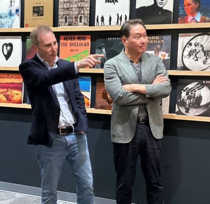 최태원 SK그룹 회장이 미국 아마존 본사에서 앤디 재시 CEO와 대화를 나누고 있다.                                     사진=최태원 회장 인스타그램