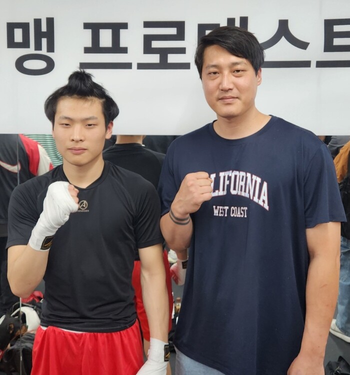 국민대로 진학이 확정된 김명우 선수와 이창욱관장(우측)