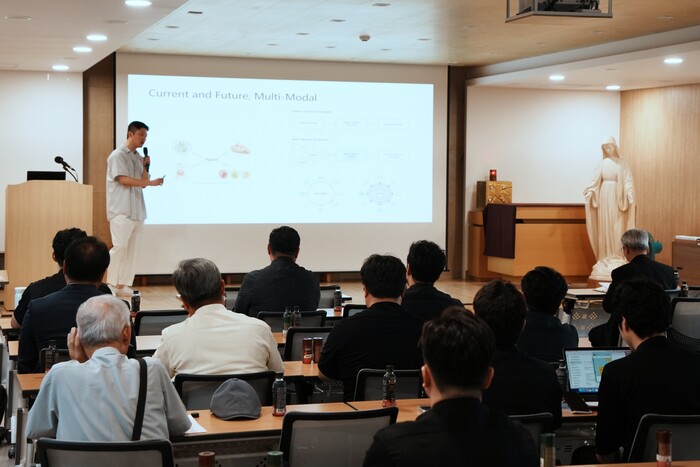 '생성형 AI, 묻고 답하기' 세미나에서 우리에프아이에스와 한국마이크로소프트 개발자들이 천주교 사제단과 생성형 AI와 관련된 질의응답을 하고 있다.                                                      사진=우리금융그룹