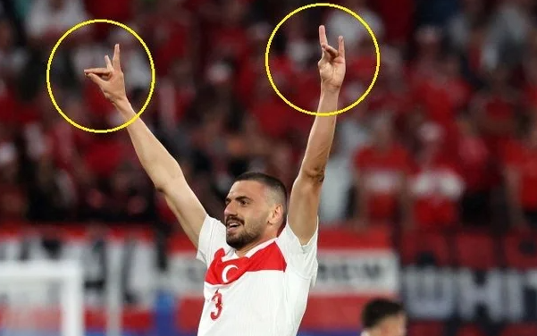 튀르키예 메리흐 데미랄이 지난 2일 오스트리아와 16강전에서 자신의 두 번째 골을 터뜨린 뒤 '늑대 경례' 세리머니를 하고 있다. ⓒ AFP연합뉴스