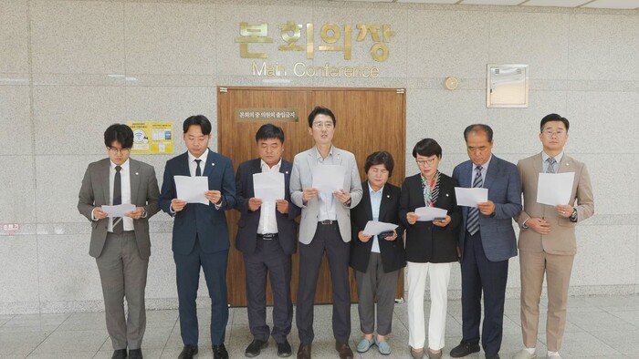 더불어민주당 소속 충주시의회 의원들이 지난 5일 오전 10시 충주시의회 본회의장앞에서 '의회의 신뢰와 협치 정신을 망각한 국민의 힘을 규탄한다"는 성명을 발표하고 있다.  (사진 충주시의회)