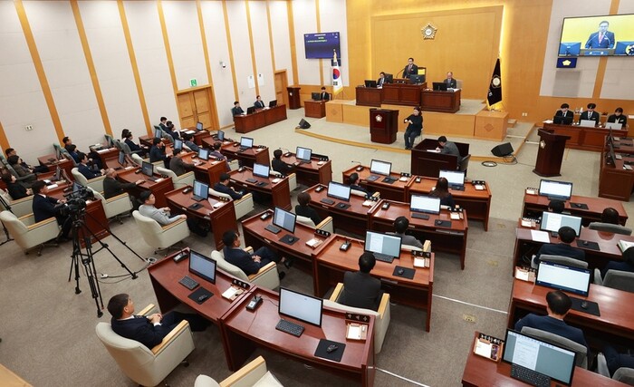 명분과 실리를 상실한 여야 시의원들이 야합이 아닌 협상임을 보여주기 위해 일할 공간인 충주시의회 본회의장 모습이다. (사진 충주시의회)