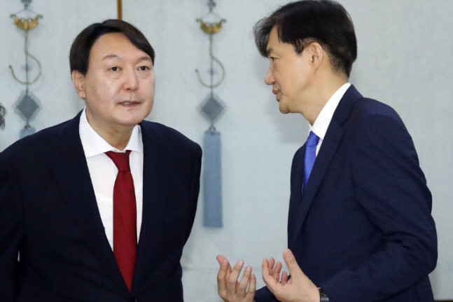 윤석열 전 검찰총장(왼쪽), 조국 법무부 전 장관 (사진=연합뉴스)