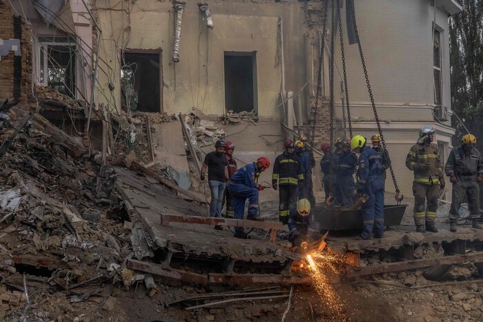 8일(현지시간) 우크라이나 수도 키이우의 오마디트 어린이 병원이 미사일 공습으로 파괴된 현장에서 구조대가 잔해를 치우고 있다.(사진=AFP, 연합뉴스)