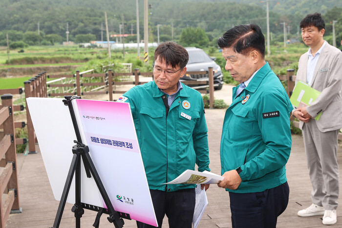 이상근 고성군수 마동호 생태체험 관광권역 조성사업지 방문.(사진=고성군)