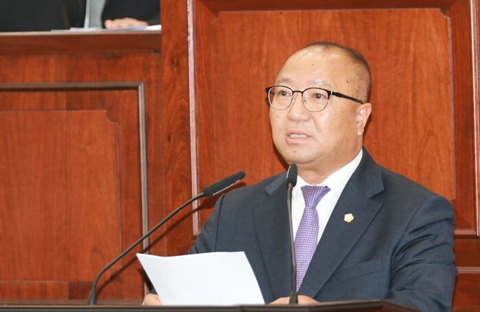 충주시의회 후반기 의장으로 당선된 김낙우 의장이 11일 오후 제명처분을 받았다.사진은 지난 5일 당선 인사하는 모습. (사진 충주시의회)