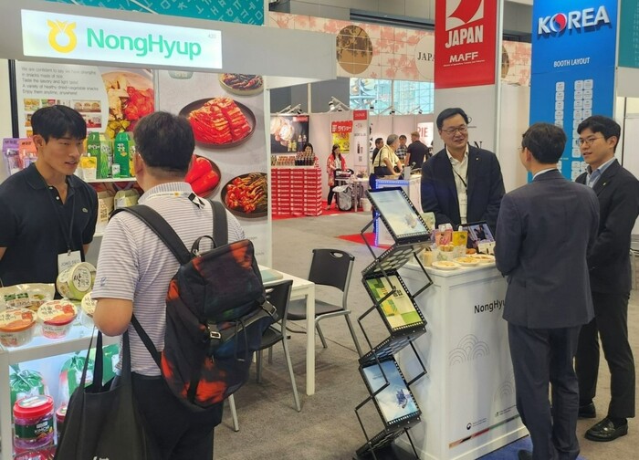 지난 6월 24일, 농협경제지주는 23∼25일(현지 시간) 미국 뉴욕에서 열리는 국제식품박람회 '2024 서머 팬시 푸드쇼'(Summer Fancy Food Show)에 참가해 우리 농식품 홍보에 나선다고 밝혔다. 농협은 홍보관을 운영하며 김치, 홍삼, 약과, 곤약 젤리 등 지역농협과 계열사에서 만든 우수 농식품 47종을 선보인다. 또 신제품 체험 행사를 열어 소비자 반응을 조사하고 현지 바이어를 대상으로 수출상담회를 한다.이번 박람회에는 60여 개국에서 약 5만명이 참가한다.