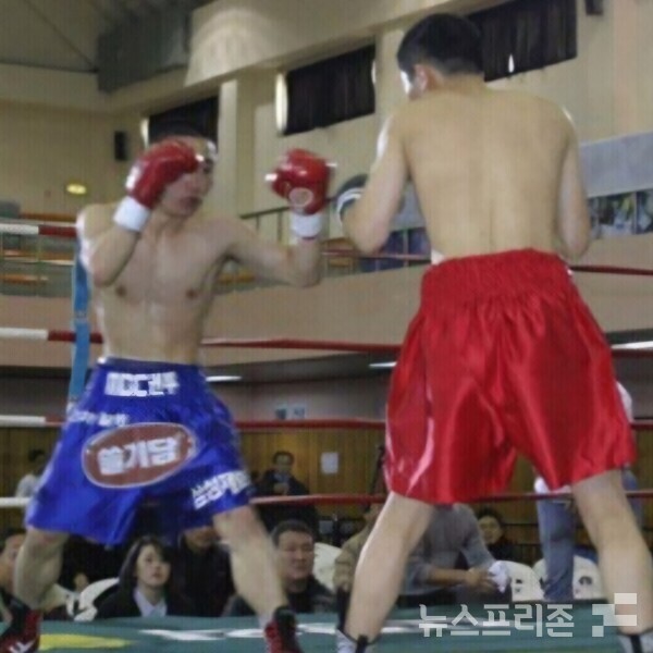 진정식 강사의 신인왕전 경기장면(좌측).