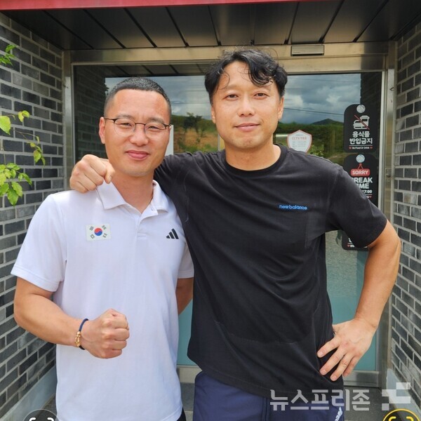 진정식강사와 진병철 꼬리치는 장어대표(우측)