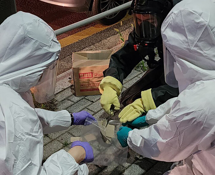 군 당국이 지난달 25일 서울 강서구 방화동에 떨어진 오물풍선 잔해를 수습하는 모습 (사진=연합뉴스)