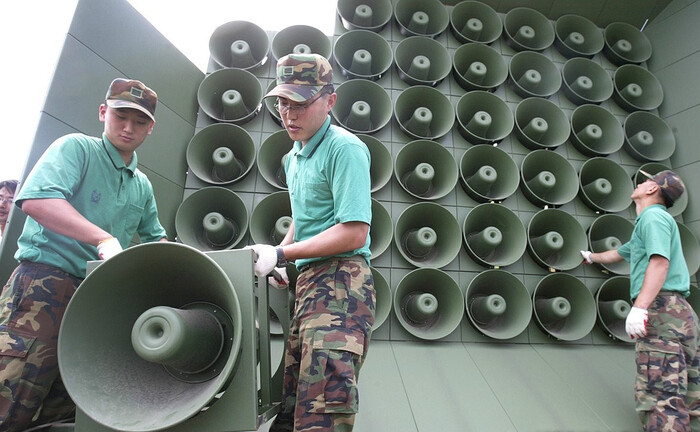 지난 2004년 6월 서부전선에 설치된 대북 확성기가 철거되는 모습 (사진=연합뉴스)