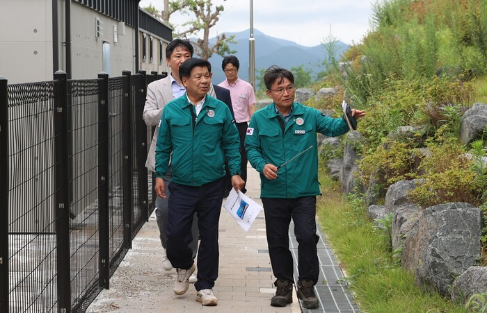 이상근 고성군수 남산공원 힐링캠프 조성사업 현장 점검.(사진=고성군)