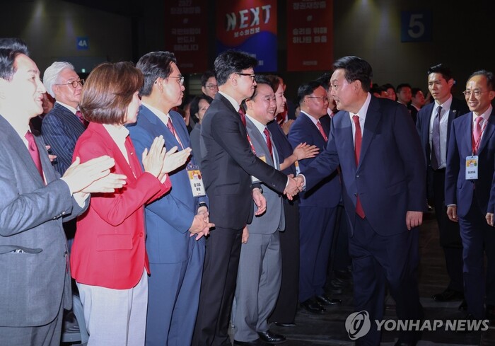 23일 국민의힘 전당대회에서 윤석열 대통령과 한동훈 후보가 인사하고 있다.(사진=연합뉴스)