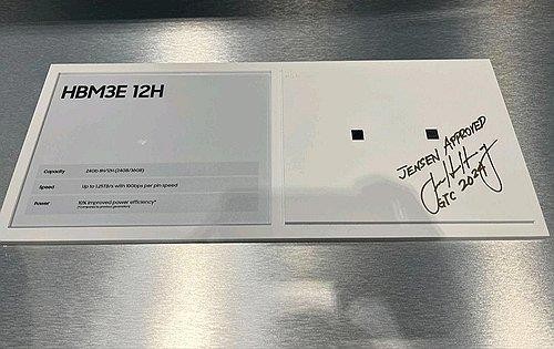 젠슨 황 CEO가 삼성 HBM3E에 남긴 사인 (사진=연합뉴스)