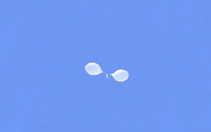 북한이 날린 대남 쓰레기 풍선으로 추정되는 물체가 24일 오전 서울 용산구 상공에 떠 있다.(사진=연합뉴스)