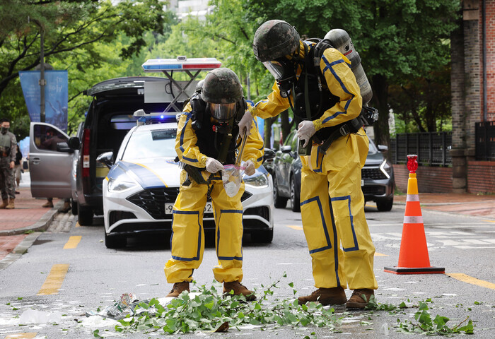 북한이 날린 대남 쓰레기 풍선이 24일 오전 서울 중구 정동 국립정동극장 주변에 떨어져 출동한 군 병력이 내용물을 수거하고 있다. (사진=연합뉴스)