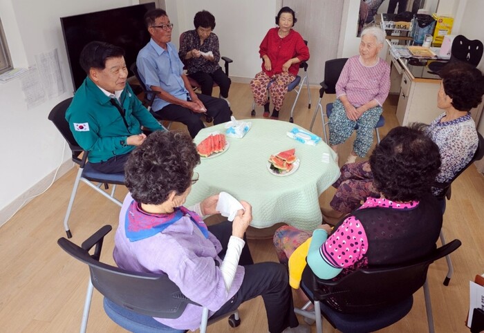 이상근 고성군수 폭염 대비 경로당(무더위 쉼터) 방문.(사진=고성군)
