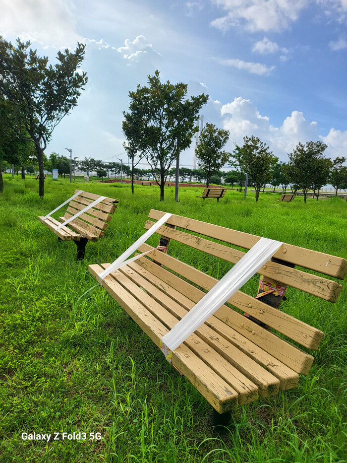 여기 저기 썩어 나간 벤취가 흉물스럽게 방치되고 있으며 시민들이 않지 못하도록 테이프로 칭칭 감아 놓았다. 사진=방선옥 기자