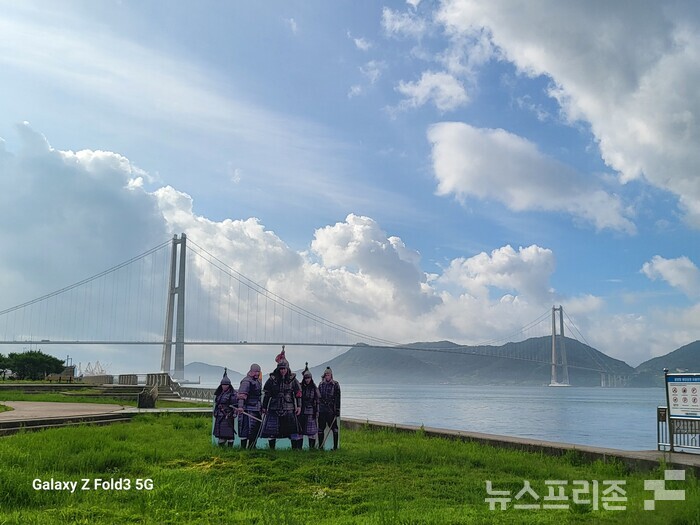 이순신 대교가 보여 전망이 좋은 이곳에 잡풀이 무성히 자란채 방치되고 있는 가운데 드라마 촬영장 이었던 것을 알리는 간판이 세워져 있다  . 사진=방선옥 기자