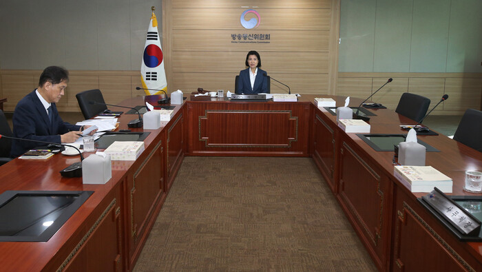 이진숙 방송통신위원회 위원장(오른쪽)이 31일 오후 정부과천청사 방통위에서 열린 전체회의에서 발언하고 있다. 왼쪽은 김태규 부위원장. (사진=방송통신위원회 제공)