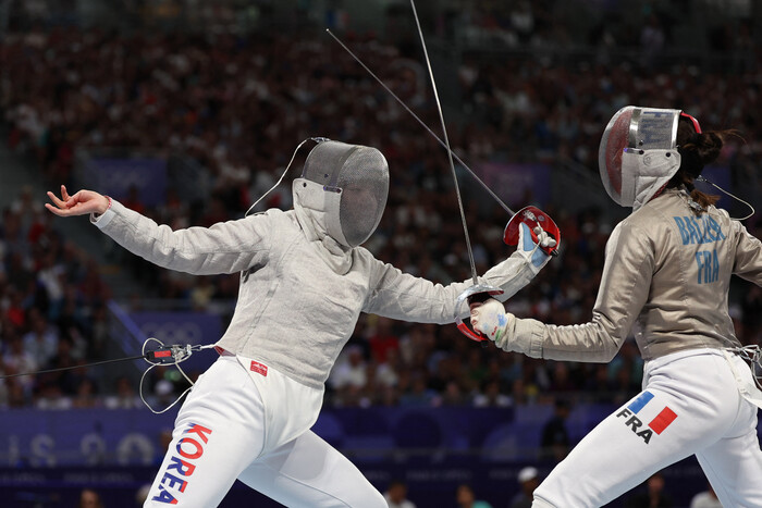 프랑스 사라 발제의 한국선수의 펜싱경기 모습