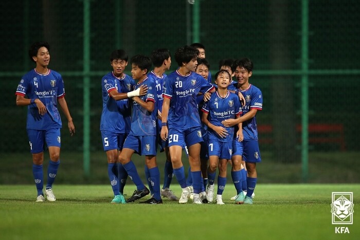 2024년 오룡기 전국중등축구대회 결승전 안양중 대 용인시축구센터 경기에서 용인축구센터 이재현(등번호 7번)이 선취골을 터뜨린 후 동료 선수들과 기쁨을 나누고 있다(사진제공=대한축구협회)