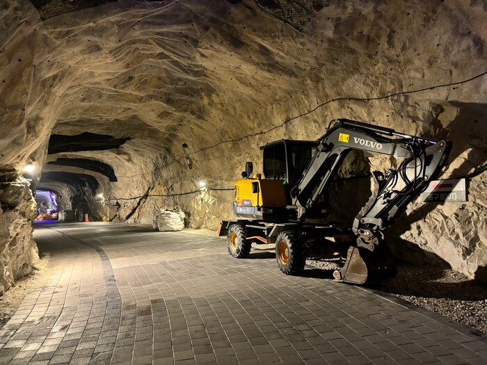 (주)영우자원이 무단으로 동굴내 발파를 시도해 천장에서 대형 암반이 떨어져 이를 치우기위해 굴착기를 반입시켰다는 의심을 사고 있다.하지만 이 업체는 발파를 한 적이 없다고 했다. (사진 독자제공)