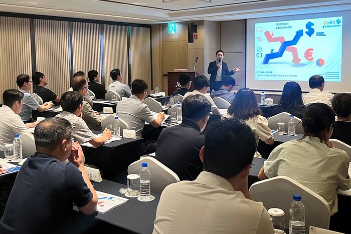 세미나에서 우리은행 민경원 선임연구원이 환율 전망에 대해 발표하고 있다. (사진=우리은행)