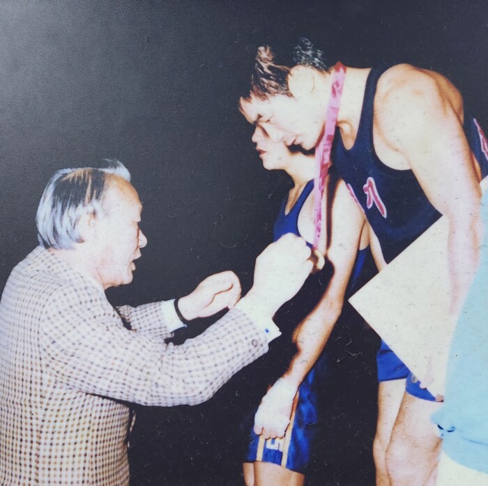 1978년 전국체전에서 금메달을 획득한 유흥석과 김택수회장(좌측)