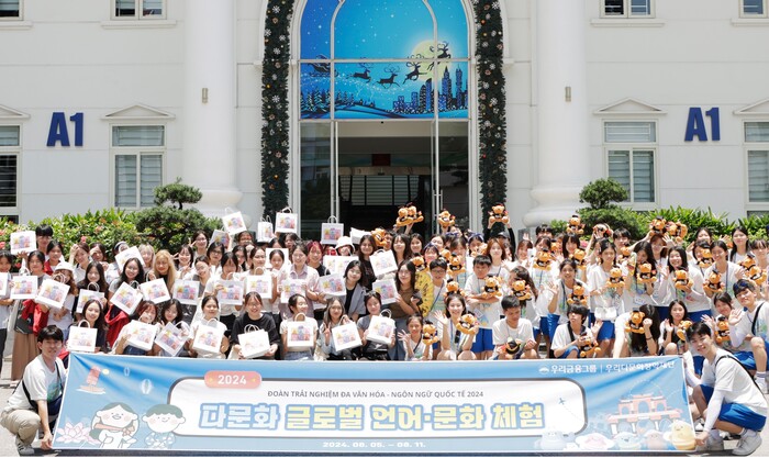 체험단이 하노이대학교를 방문해 한국어학과 학생들과 교류활동을 진행하고 기념촬영을 하고있다. (사진=우리금융)